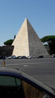 in Rom die Pyramide, in der sind einige r&ouml;mischer Kaiser begraben